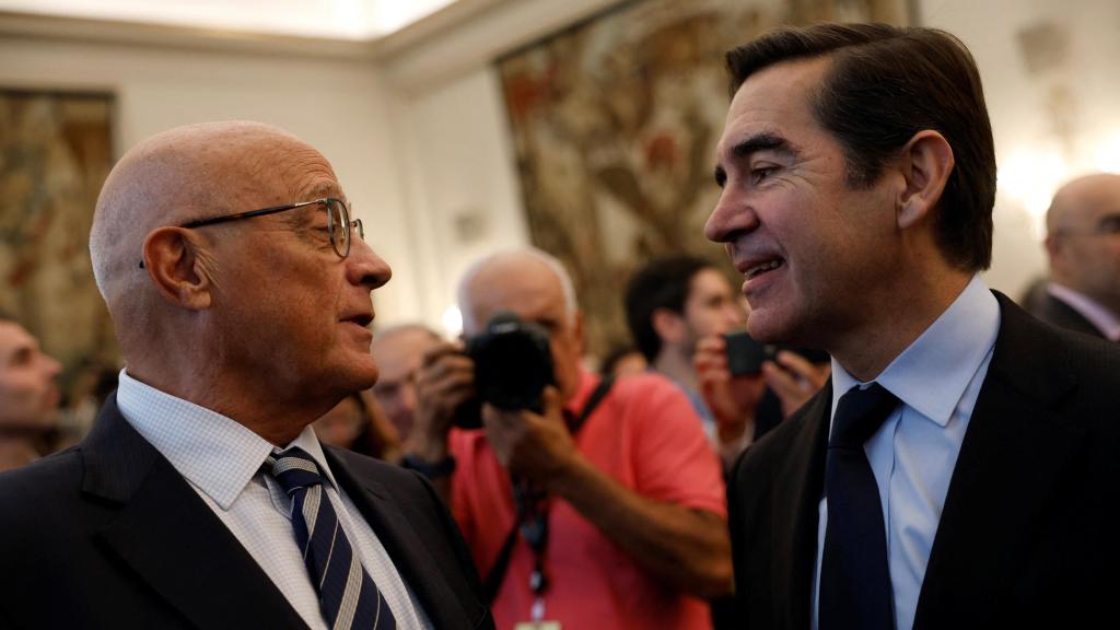 El presidente de Sabadell, Josep Oliu, y el de BBVA, Carlos Torres, conversan durante la toma de posesión de José Luis Escrivá como gobernador del Banco de España.