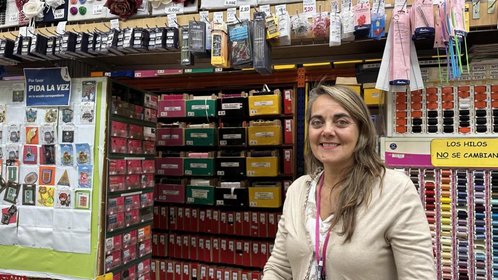 María Rueda en la mercería.