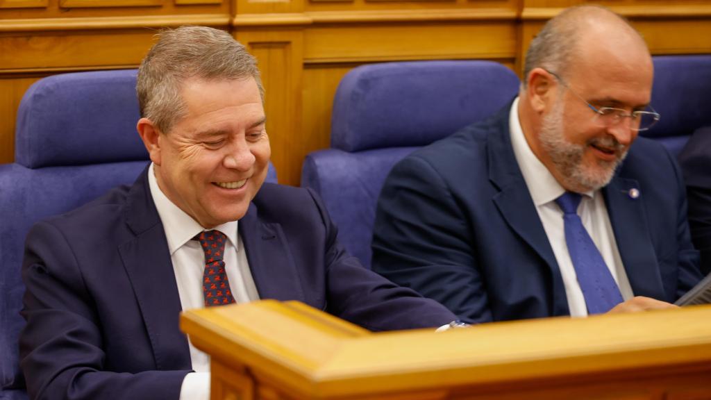El presidente de Castilla-La Mancha, Emiliano García-Page, junto al vicepresidente primero, José Luis Martínez Guijarro, en la primera jornada del Debate sobre el Estado de la Región.