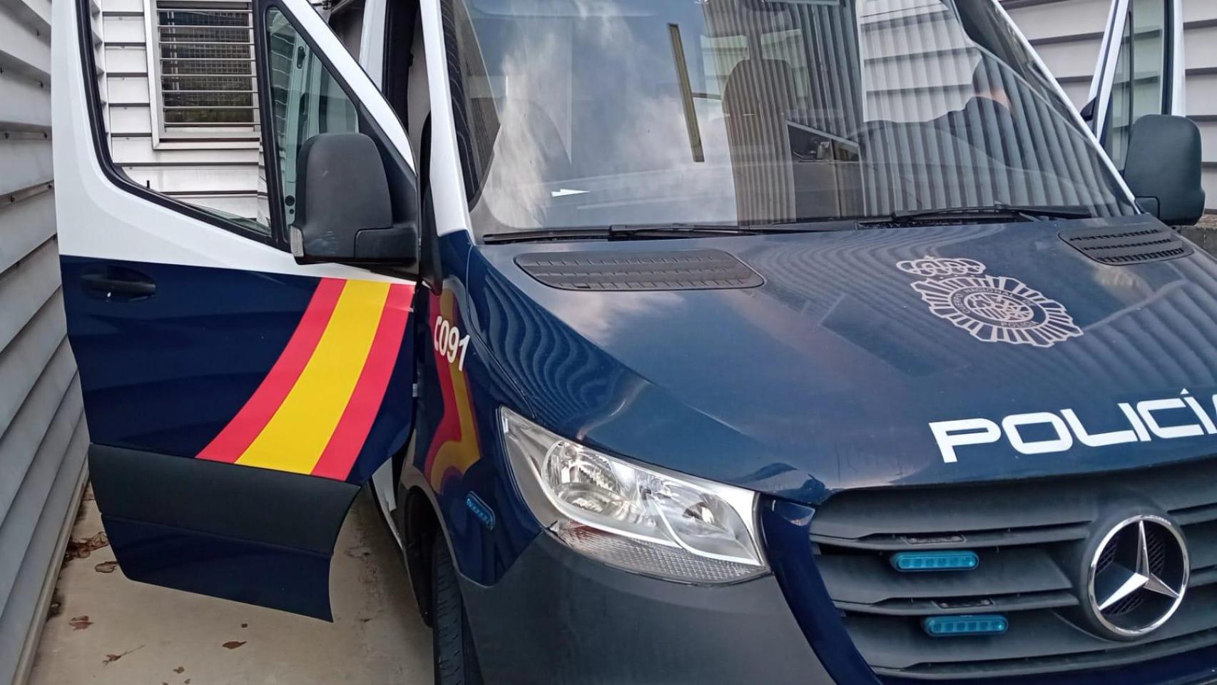 Furgoneta de la Policía Nacional en el barrio de Las Delicias