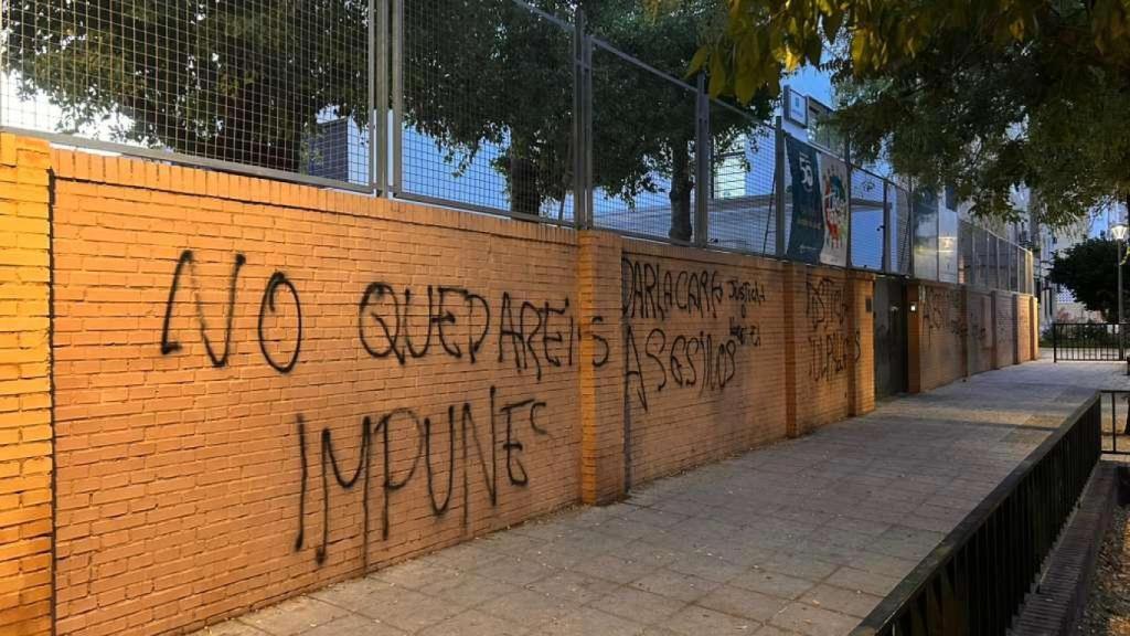 La fachada del centro educativo ha amanecido con insultos sy denuncias.