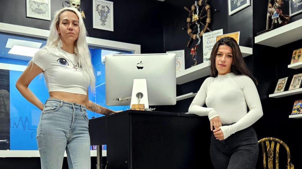 Patricia García, tatuadora y propietaria del estudio, junto a María de Pablos, técnico y tatuadora.