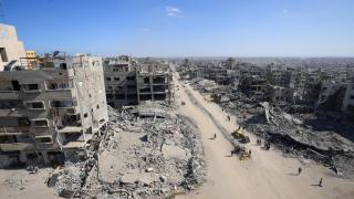 Una imagen de Ciudad de Gaza, con la gente caminando entre los escombros de los edificios.