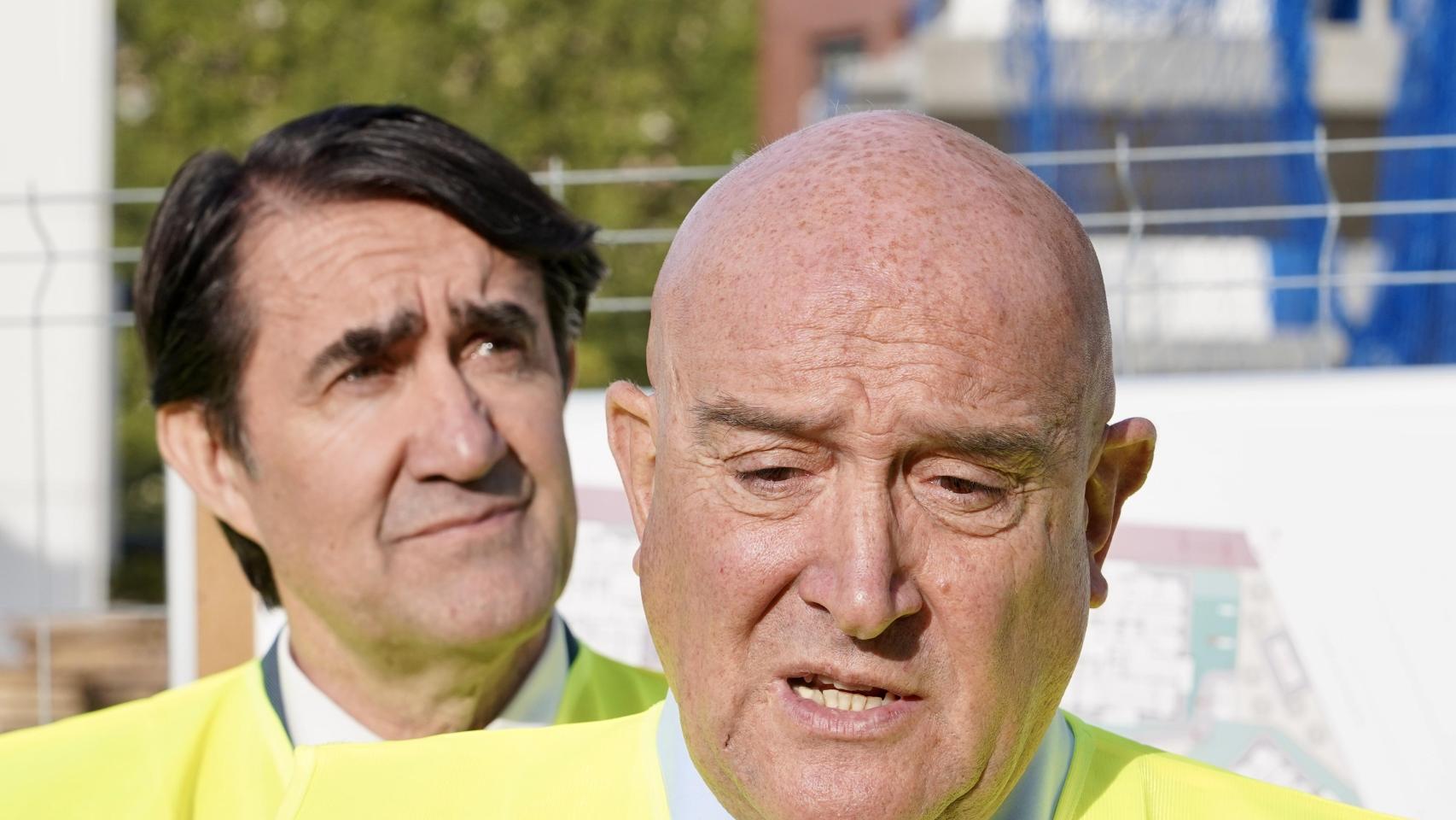 El consejero de Medio Ambiente, Vivienda y Ordenación del Territorio, Juan Carlos Suárez-Quiñones, y el alcalde de Valladolid, Jesús Julio Carnero, visitan las viviendas colaborativas de alquiler social para jóvenes ubicadas en Parque Alameda.