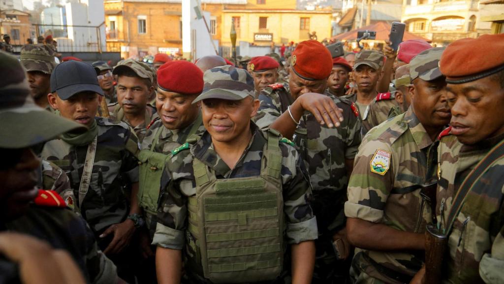 El coronel Michael Randrianirina, en el centro, es el nuevo presidente de Madagascar.