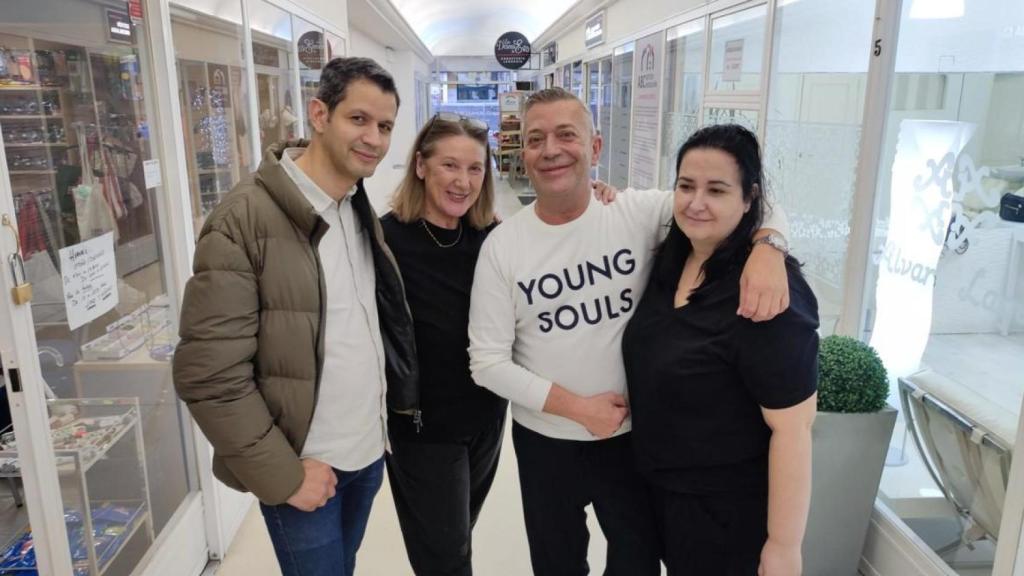 Rodrigo de Jesús Moura, Lorena Acuña, Álvaro Lago y Gema Casal en la galería comercial de la avenida de Rubine.