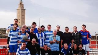 Imagen de Seanie McEvoy con sus hijos en la Ciudad Deportiva Arsenio Iglesias.