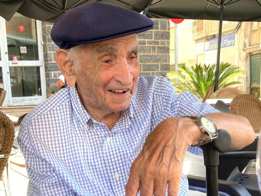 José Barea va a cumplir 103 años. Aquí, en una imagen reciente, en su pueblo, Fitero.