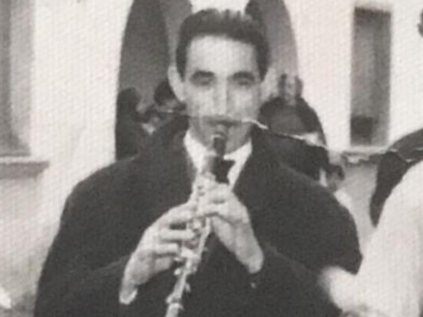 El Barea, de joven, tocando el clarinete.