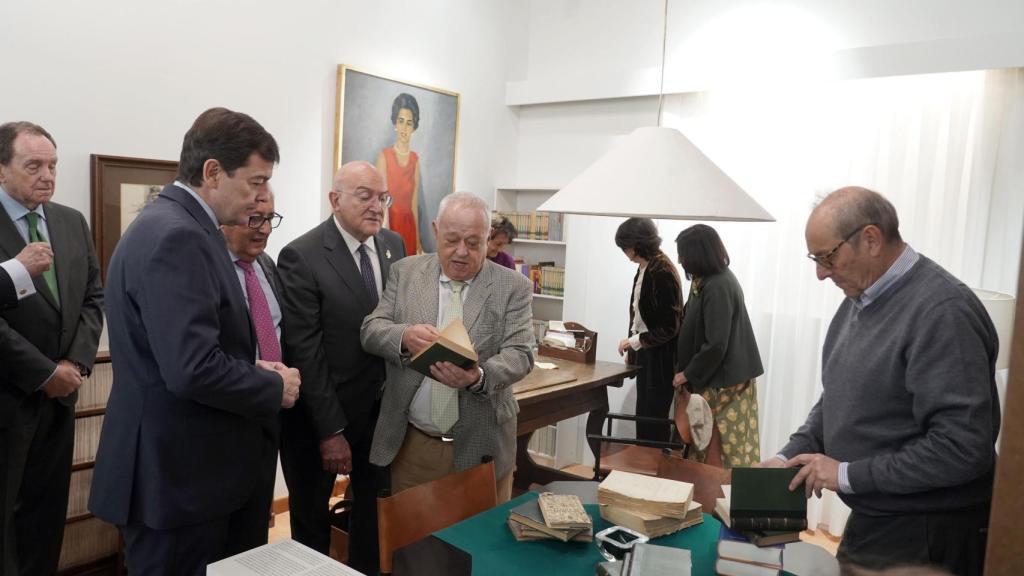 Alfonso Fernández Mañueco, Jesús Julio Carnero, Gonzalo Santonja y familia de Miguel Delibes observan los recuerdos del escritor en su nueva casa museo