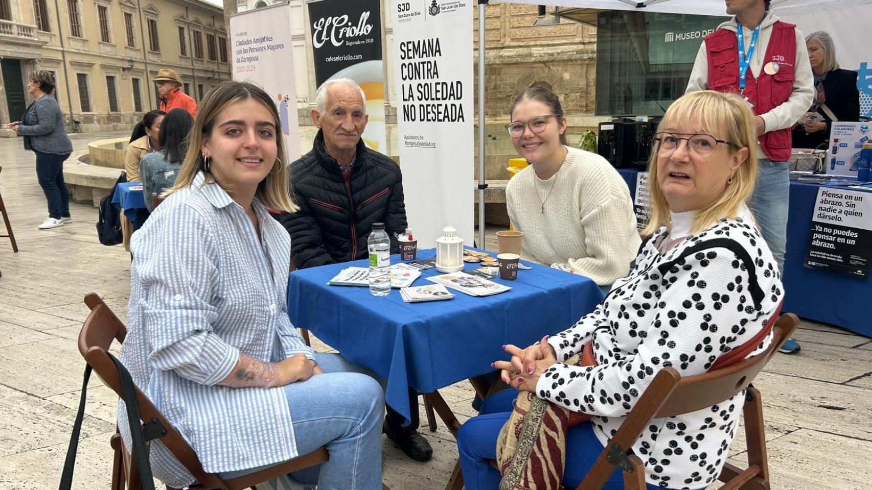 Josefa Taravilla, Ángela Salesa, Vicente Martínez y Lara Villarte en el café solidario de Zaragoza.