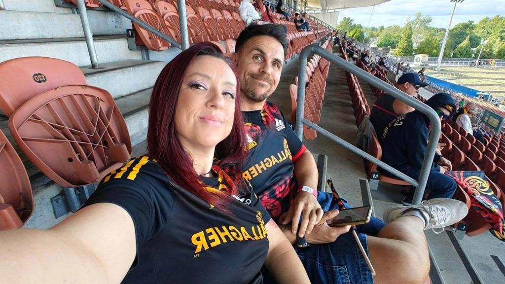 Miguel Ángel en el estadio de Waikato junto a su pareja viendo a los Chiefs del Super Rugby