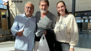 Antonio Banderas junto a los responsables de Todo Catering en el aeropuerto de Valladolid