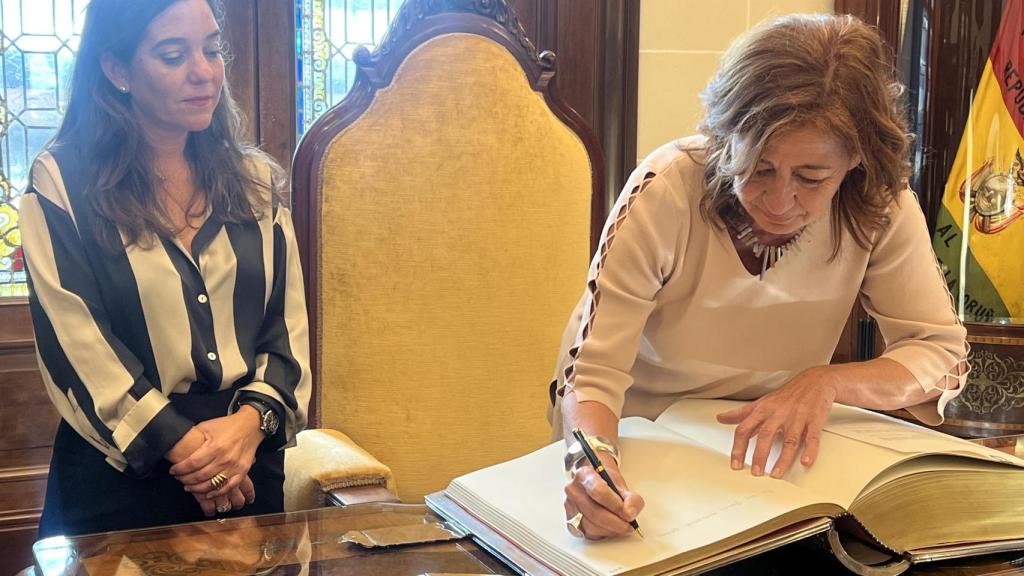 Francina Armengol firmando en el libro de honor.