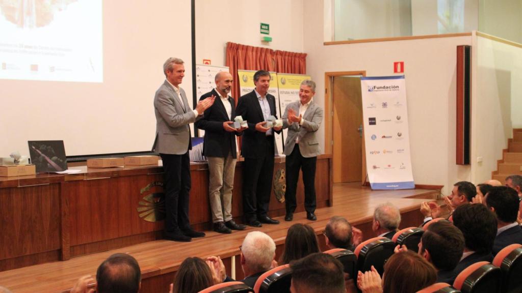 Jerónimo Puertas y Juan Ramón Rabuñal, homenajeados entre Rueda y Cao.