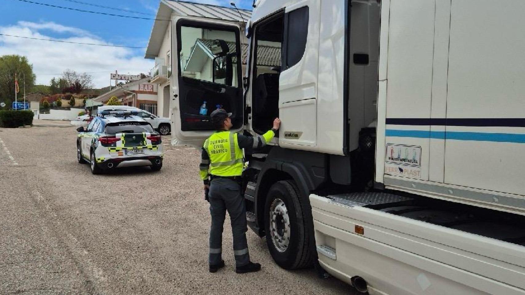 La Guardia Civil inmoviliza en Arcos de Jalón a un camionero.