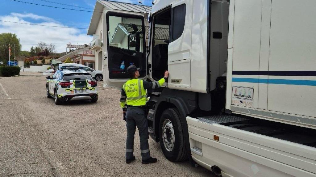 La Guardia Civil inmoviliza en Arcos de Jalón a un camionero.