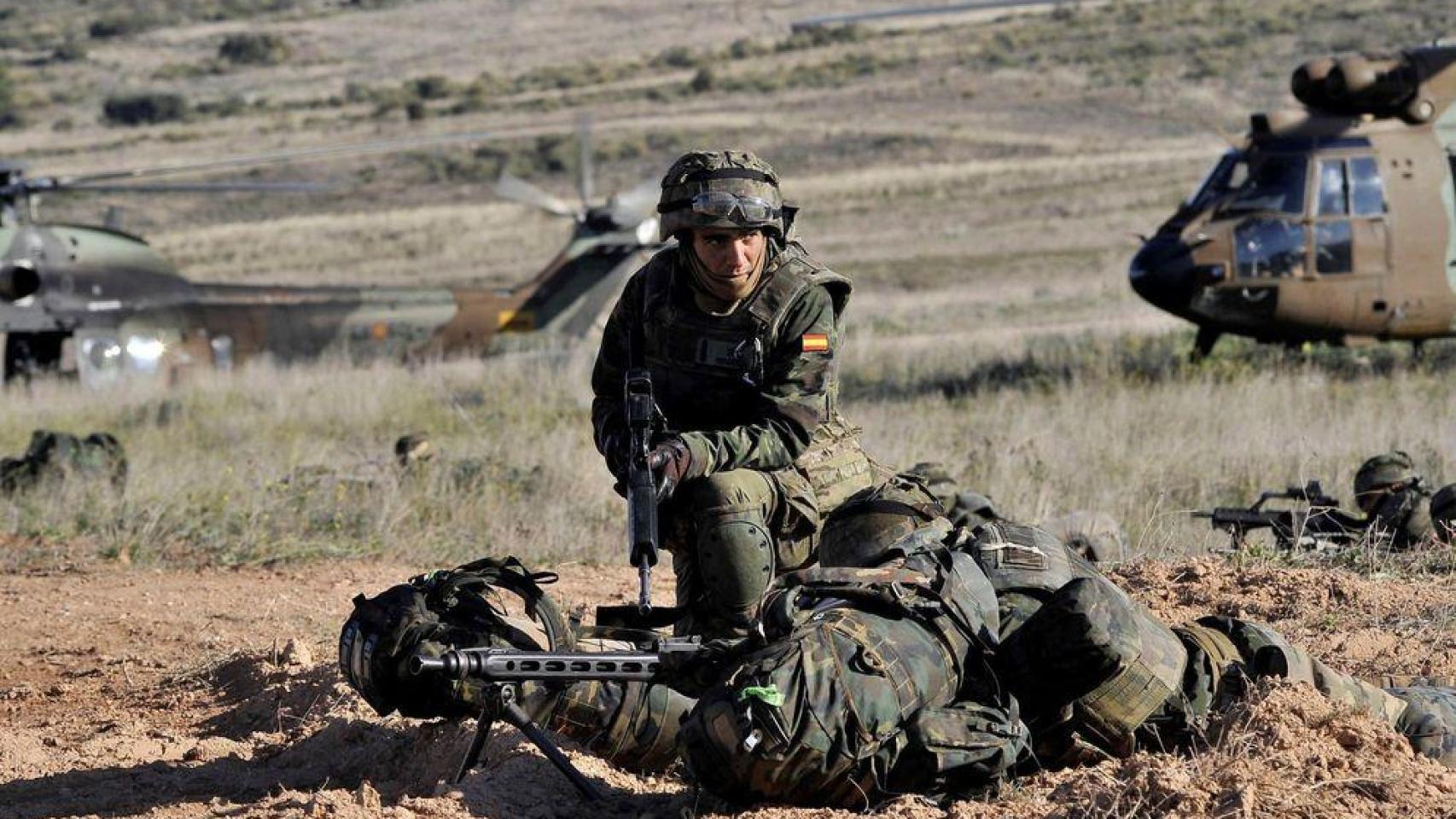 Un militar español en unas maniobras militares.