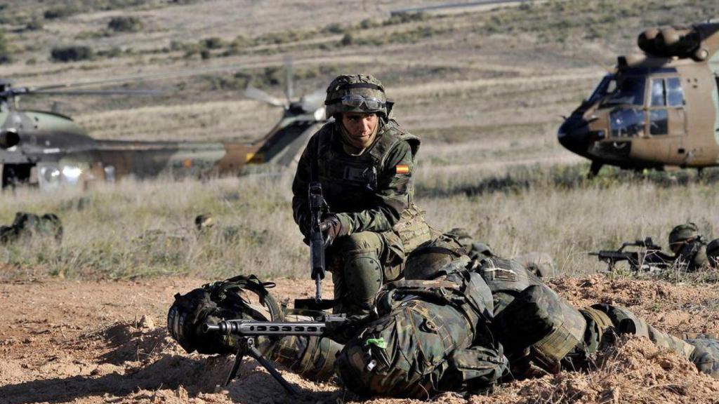 Un militar español en unas maniobras militares.