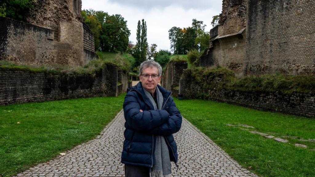 Posteguillo en el exterior de las termas de Tréveris. Foto: Miquel Olivé