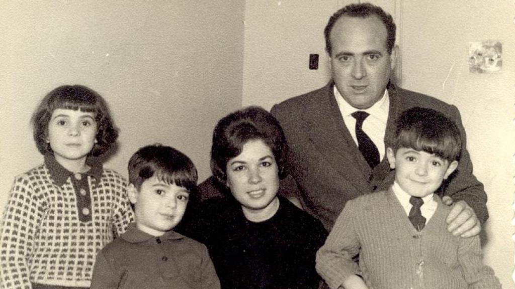 Jesús Pérez y Olvido Ruiz de Valbuena, juntos a sus tres hijos, Félix, Jesús y María Jesús, en una imagen de archivo.
