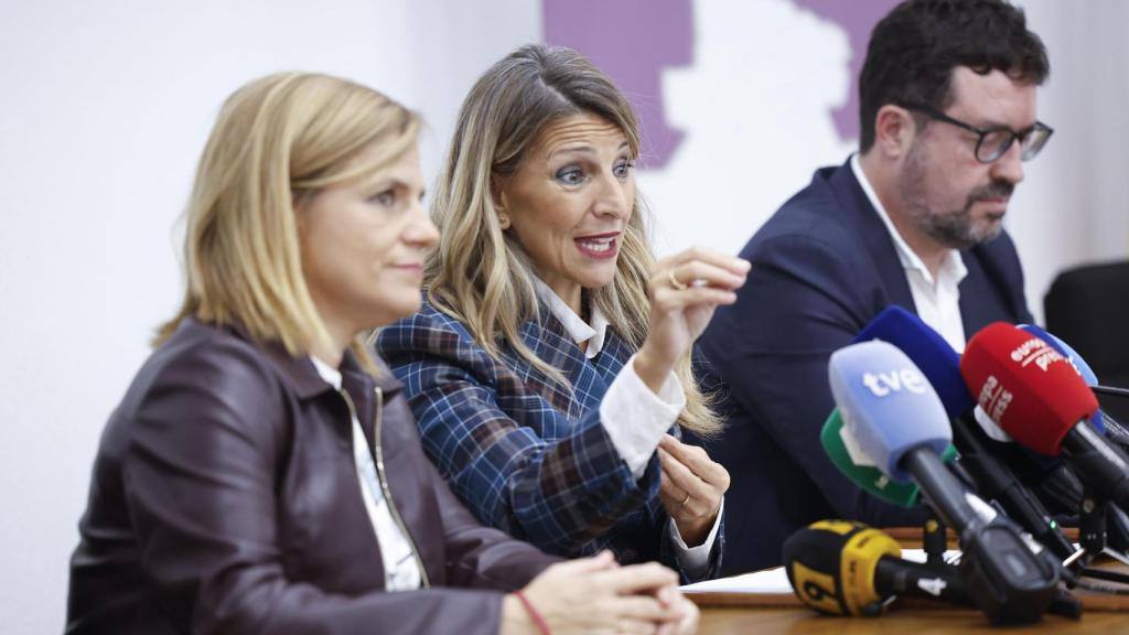 La vicepresidenta segunda del Gobierno, Yolanda Díaz, junto a la delegada del Gobierno, Pilar Bernabé, y el secretario de Estado para el Trabajo, Joaquín Pérez, en Torrent. Efe / Chema Moya