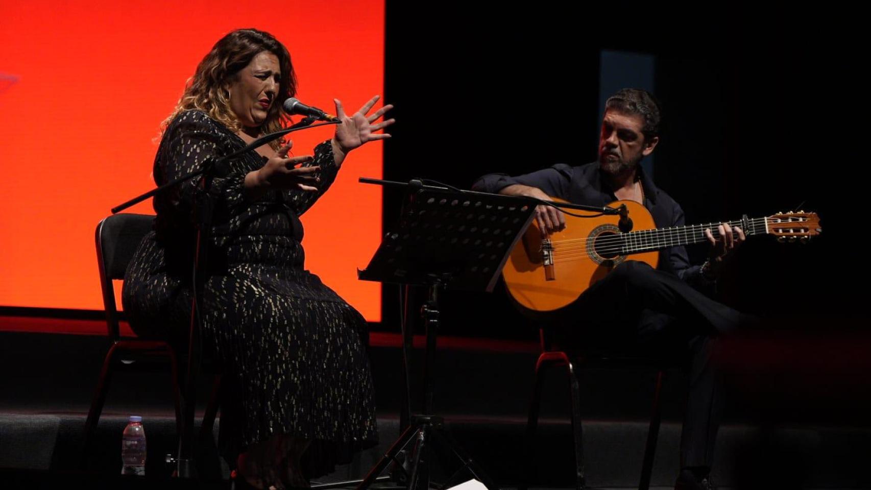 La cantaora Leo Power y el guitarrista José Carlos Gómez en un momento de la cantata flamenca 'Americádiz', celebrada en el Teatro Municipal de Arequipa durante el X Congreso Internacional de la Lengua Española. Foto: Instituto Cervantes / Alejandro Cana