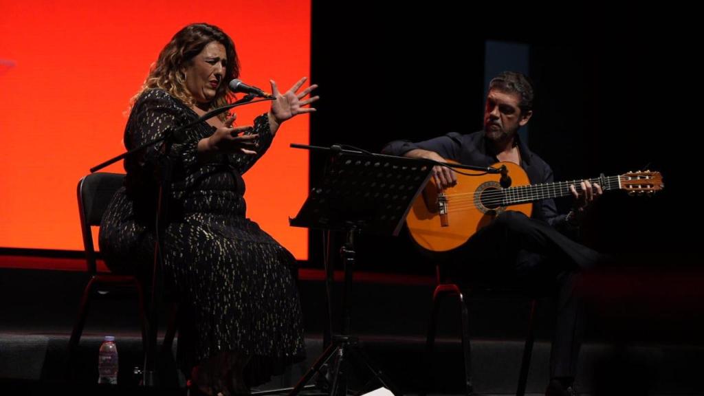 La cantaora Leo Power y el guitarrista José Carlos Gómez en un momento de la cantata flamenca 'Americádiz', celebrada en el Teatro Municipal de Arequipa durante el X Congreso Internacional de la Lengua Española. Foto: Instituto Cervantes / Alejandro Cana