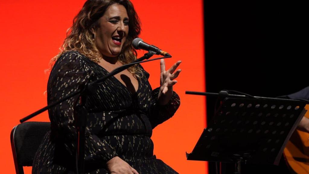 La cantaora Leo Power en un momento de la cantata flamenca 'Americádiz', celebrada en el Teatro Municipal de Arequipa durante el X Congreso Internacional de la Lengua Española. Foto: Instituto Cervantes / Alejandro Cana