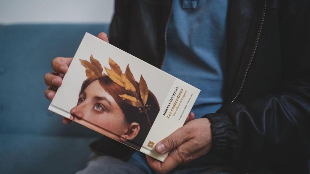 Cartarescu sostiene su último libro. Foto: Sara Fernández