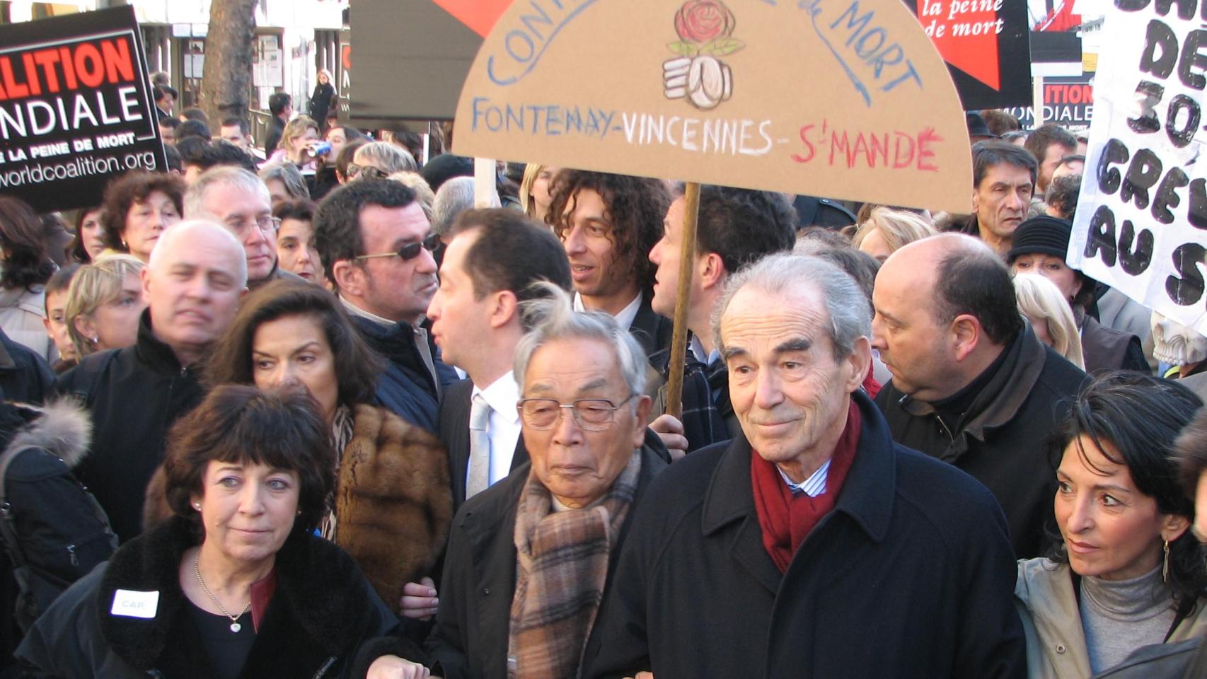 Robert Badinter, con bufanda roja, en una manifestación contra la pena de muerte.