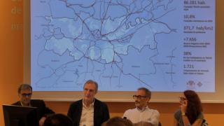 Javier Parros y José María Ezquiaga, de la empresa redactora del POM, junto al edil Florentino Delgado y la arquitecta municipal.