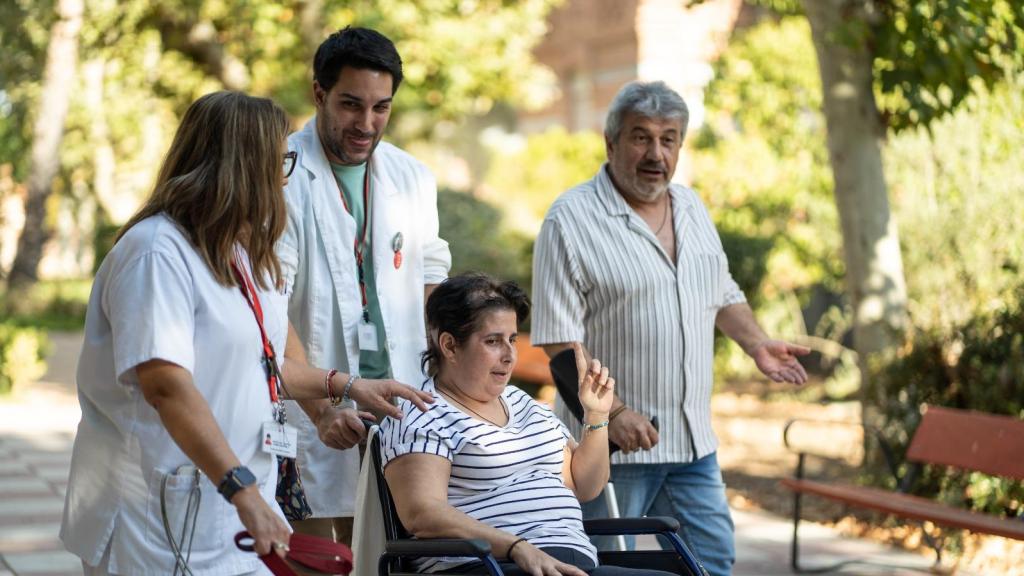 Rocío y José con Carlos, psicólogo de la unidad de paliativos y María del Puerto Gómez, trabajadora social.