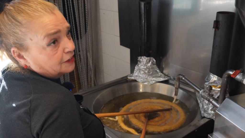 Magdalena preparando churros
