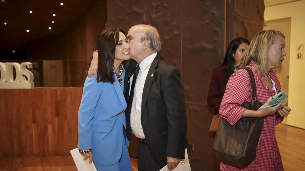 Mariano Jabonero, secretario general de la Organización de Estados Iberoamericanos para la Educación, la Ciencia y la Cultura (OEI), saluda a Cruz Sánchez de Lara, vicepresidenta ejecutiva de EL ESPAÑOL y editora de ENCLAVE ODS y Magas;  en la inauguración del IV Observatorio ODS.