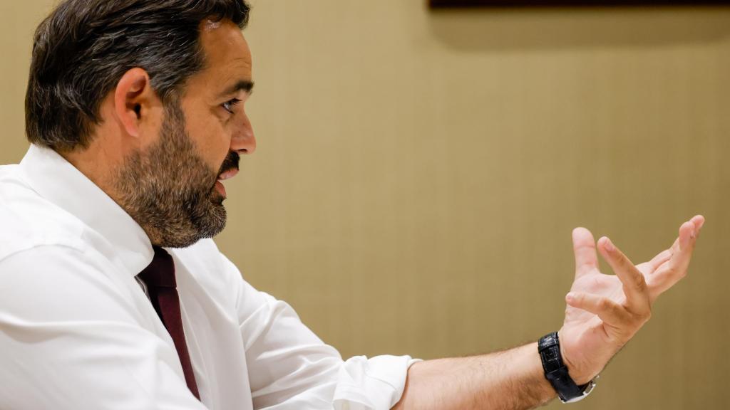 Paco Núñez gesticula durante la conversación.