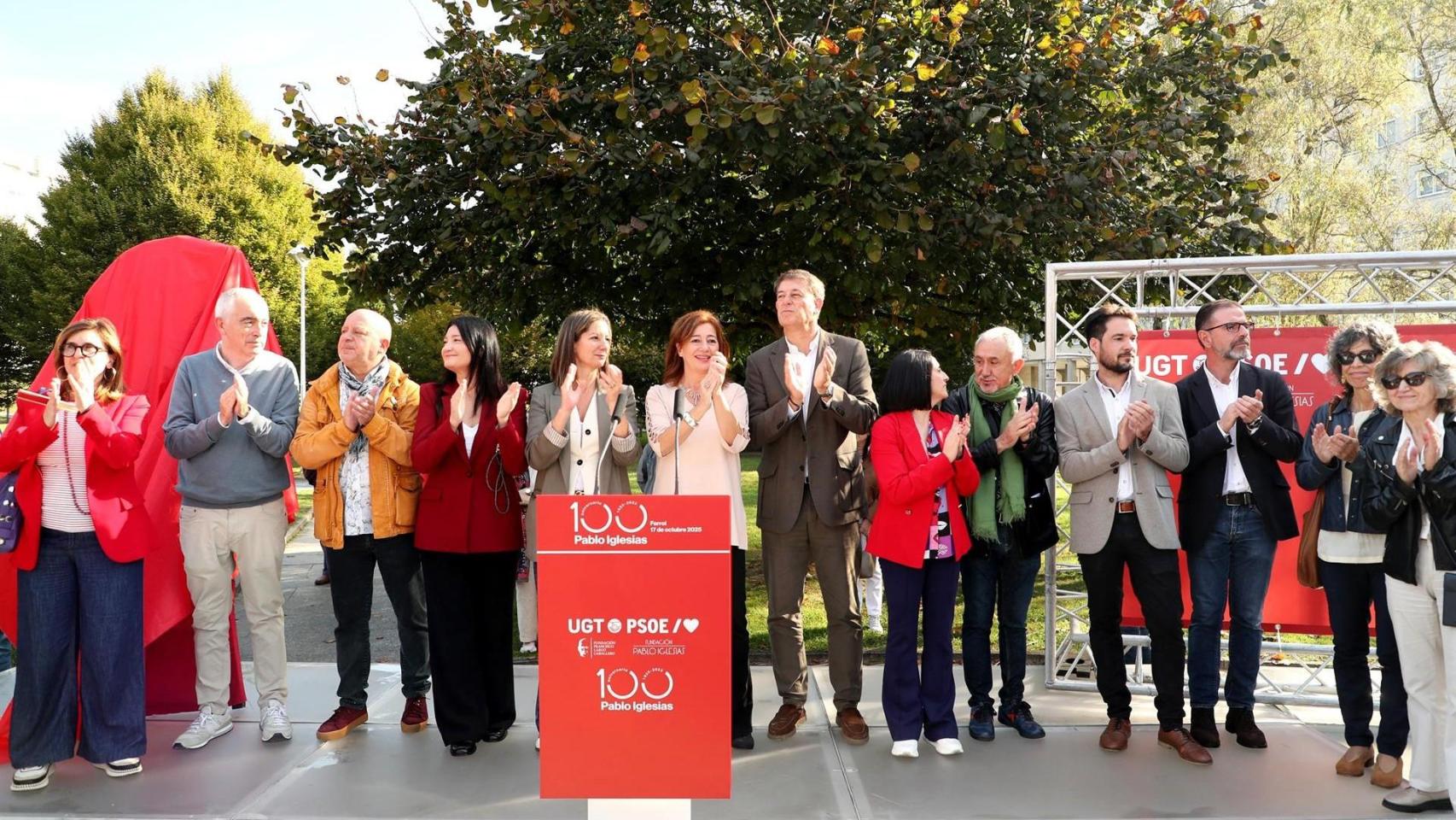 La presidenta del Congreso, Francina Armengol (c), el secretario general del PSdeG, José Ramón Gómez Besteiro (7d), la secretaria de Organización del PSOE, Rebeca Torró (6d), el secretario general de la UGT, Pepe Álvarez (5d), el secretario general de UGT