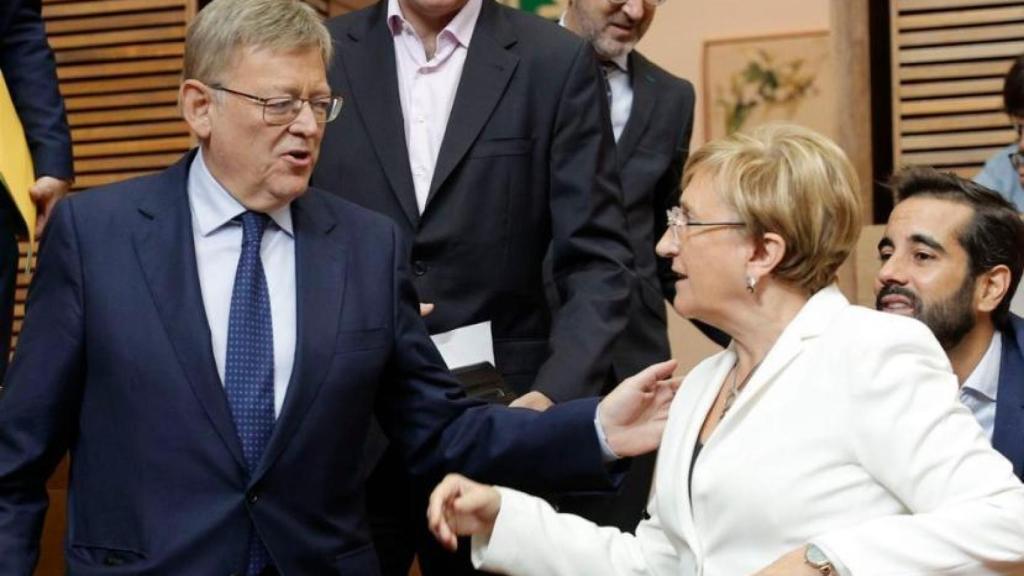 Ximo Puig con Ana Barceló, exconsellera de Sanidad, en Les Corts Valencianes. Efe