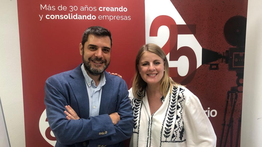 Ángel Recio, delegado de EL ESPAÑOL de Málaga, y Princesa Sánchez, gerente de AJE Málaga tras la firma del acuerdo.