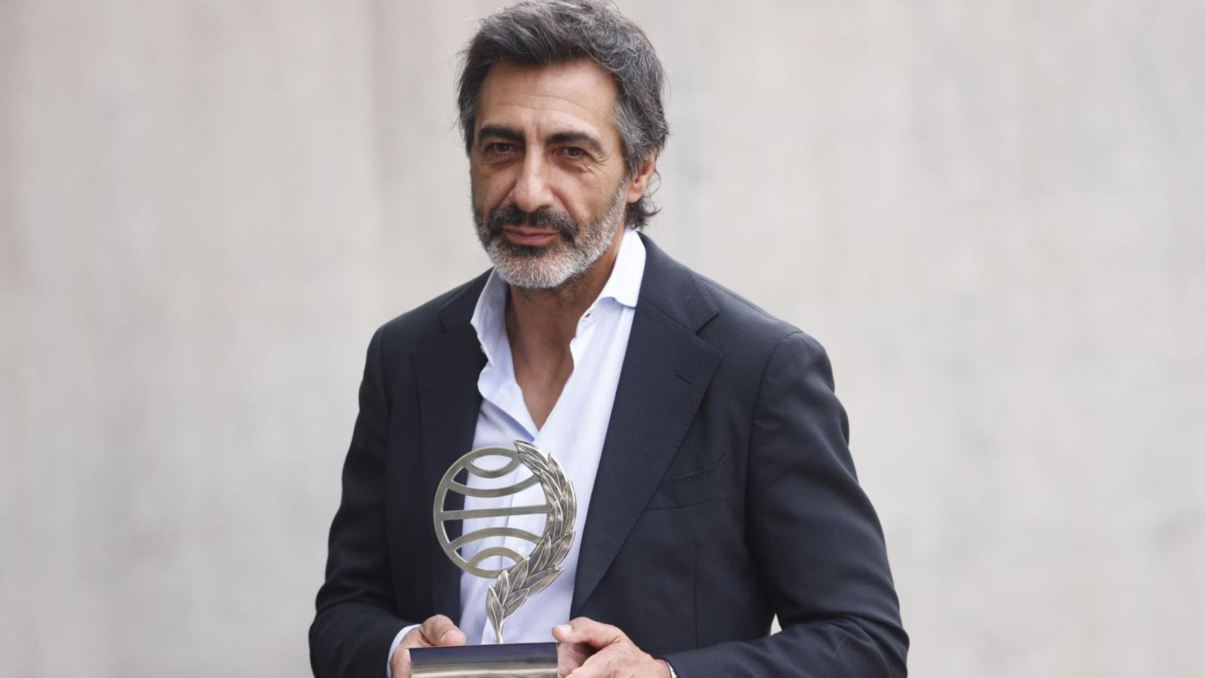 El ganador del Premio Planeta Juan del Val posando con el galardón. Foto: Quique García