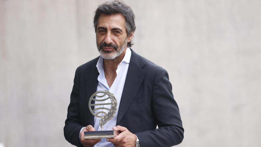 El ganador del Premio Planeta Juan del Val posando con el galardón. Foto: Quique García