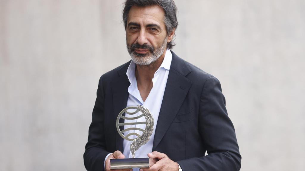 El ganador del Premio Planeta Juan del Val posando con el galardón. Foto: Quique García
