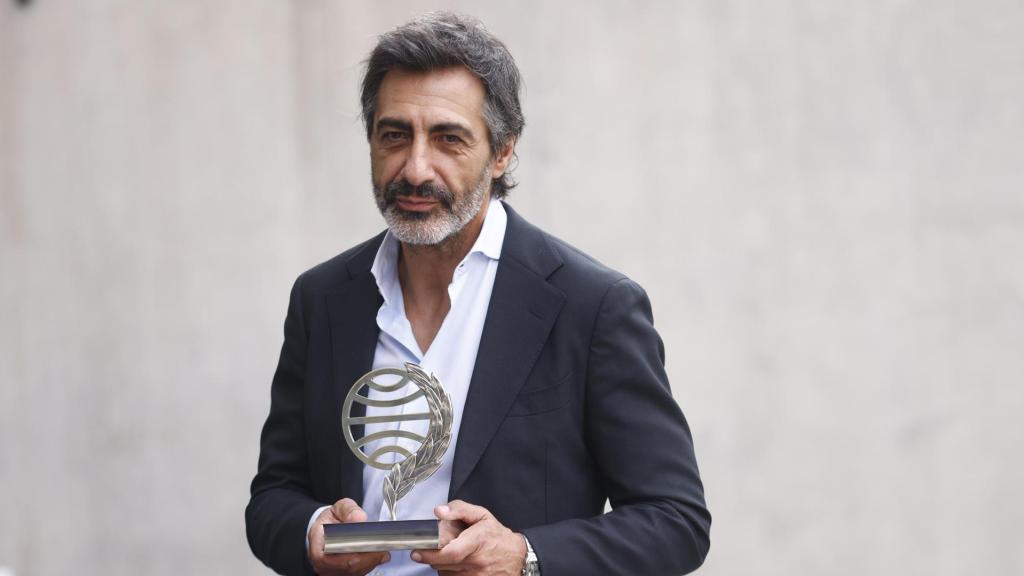 El ganador del Premio Planeta Juan del Val posando con el galardón. Foto: Quique García