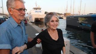 Brigitte Bardot, con su cuarto marido, Bernard d'Ormale, en Saint-Tropez en 2014.