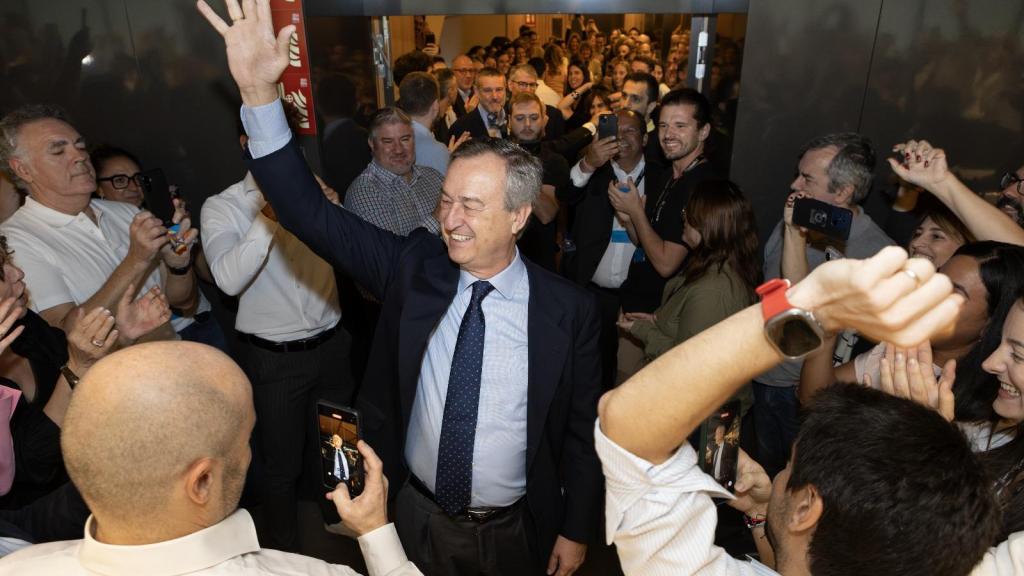 César González-Bueno, CEO de Banco Sabadell, celebra con los empleados del banco su victoria en la opa de BBVA.