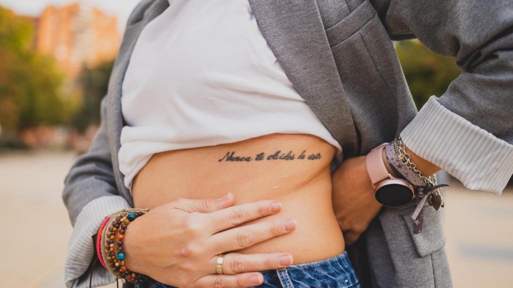 María Rosillo muestra el tatuaje que se hizo para recordarse que hay que vivir cada día.