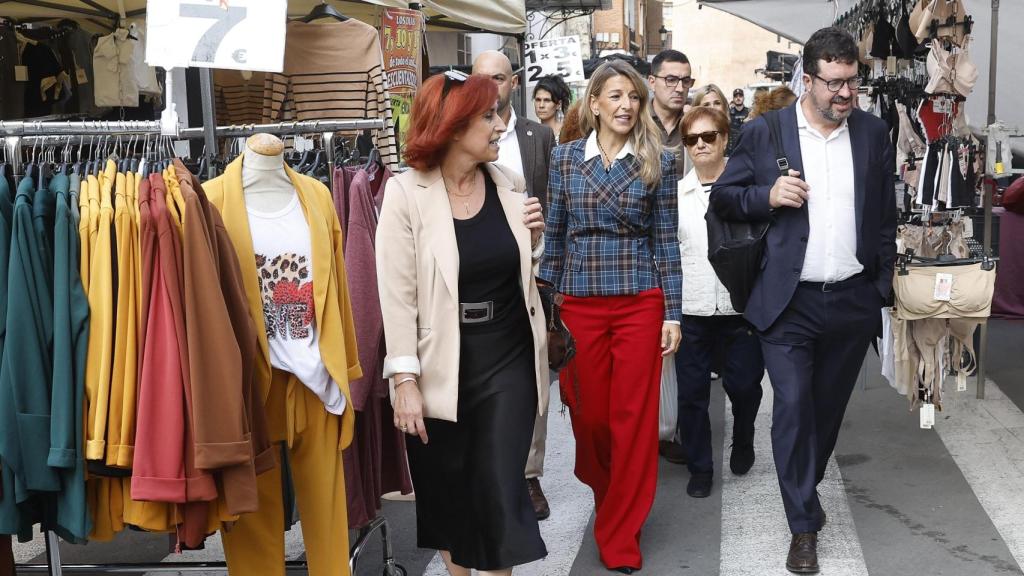 Yolanda Díaz, acompañada por el secretario de Estado de Trabajo y Economía Social, Joaquín Pérez, a su llegada a Torrent (Valencia). Efe / Chema Moya