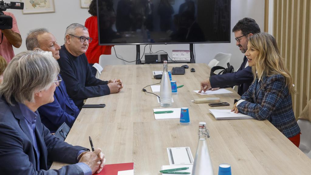 Yolanda Díaz, durante la reunión mantenida con los responsables de los sindicatos CCOO PV, UGT PV y la patronal valenciana CEV en Torrent (Valencia). Efe / Chema Moya