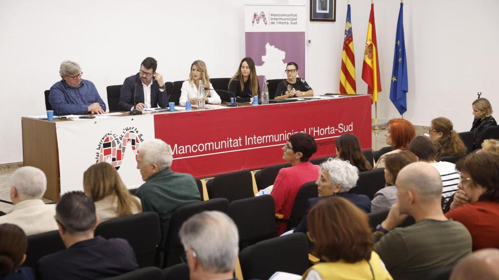 Yolanda Díaz, durante la reunión mantenida con las entidades sin ánimo de lucro beneficiarias del Pla d’Ocupació DANA, en Torrent (Valencia). Efe / Chema Moya