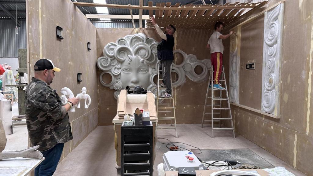Artistas falleros preparan un decorado. EE